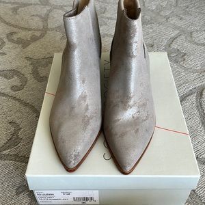 NIB Sole Society “Lilianna” lt grey shimmer leather pull-on point-toe booties